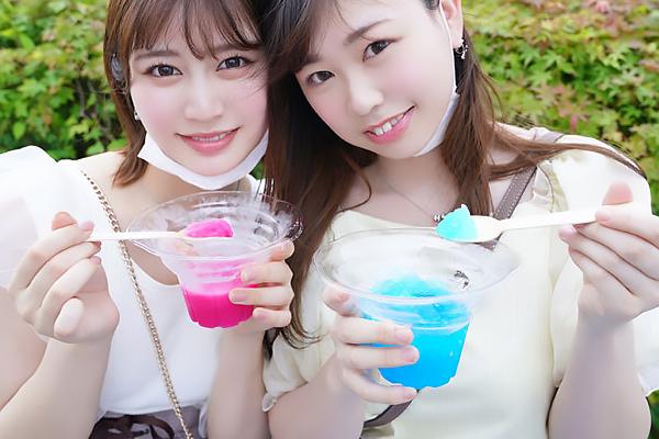 《綾瀬こころ・エロ動画》半端ねぇ―腰使い、可愛い幼馴染み二人とエッチなシチュエーションで！激カワ童顔美少女がハーレム誘惑プレイで激イキ状態！！