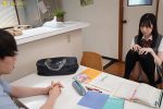 お兄ちゃんにパンチラ見せつけ感じだす濡れやすいタイプの妹