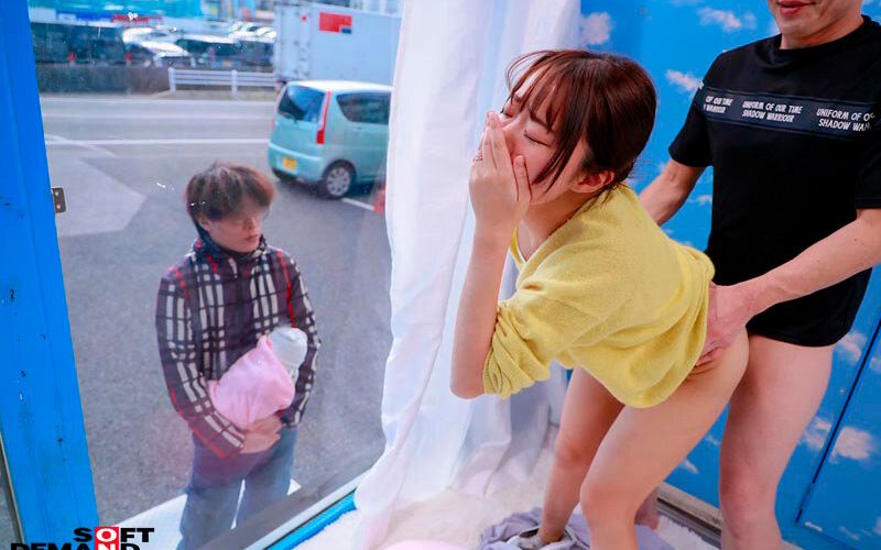 他人のでかチ○ポニギニギしちゃったらこんなになっちゃうよぉーw痴女妻と熱い不倫ナカダシ接吻