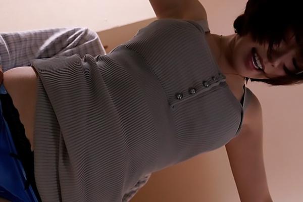 《深田えいみ・無料エロ動画》この肉感、マジ最高っっす!!イケない巨乳奥さまのエチエチ媚薬折檻プレイｗｗ