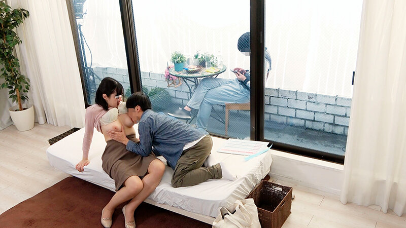 〈マジックミラーの向こうには実の息子〉ヤラシク息子の友人と絡み合う卑猥なお母さんを許して…。