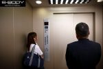ヤバスなエレベーター内の映像！可愛い制服少女と二人きりなのを良い事に…！