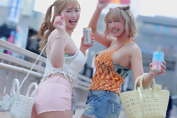 『ヤリマン動画』ズコバコ、ギン立ち肉棒を【ぅぁあ゛、、マジヤバッ☆】デカ乳ヤリマンギャルたちと♪えちえち三昧だぜ～！