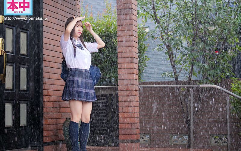 ココ俺の家だけど？突然の豪雨で雨宿りしていた制服少女に声をかけ…！