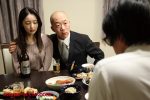 ちょっと…俺の妻の肩を馴れ馴れしく抱くなよ！そういう度胸が俺にあればこんな事にはならなかっただろう…